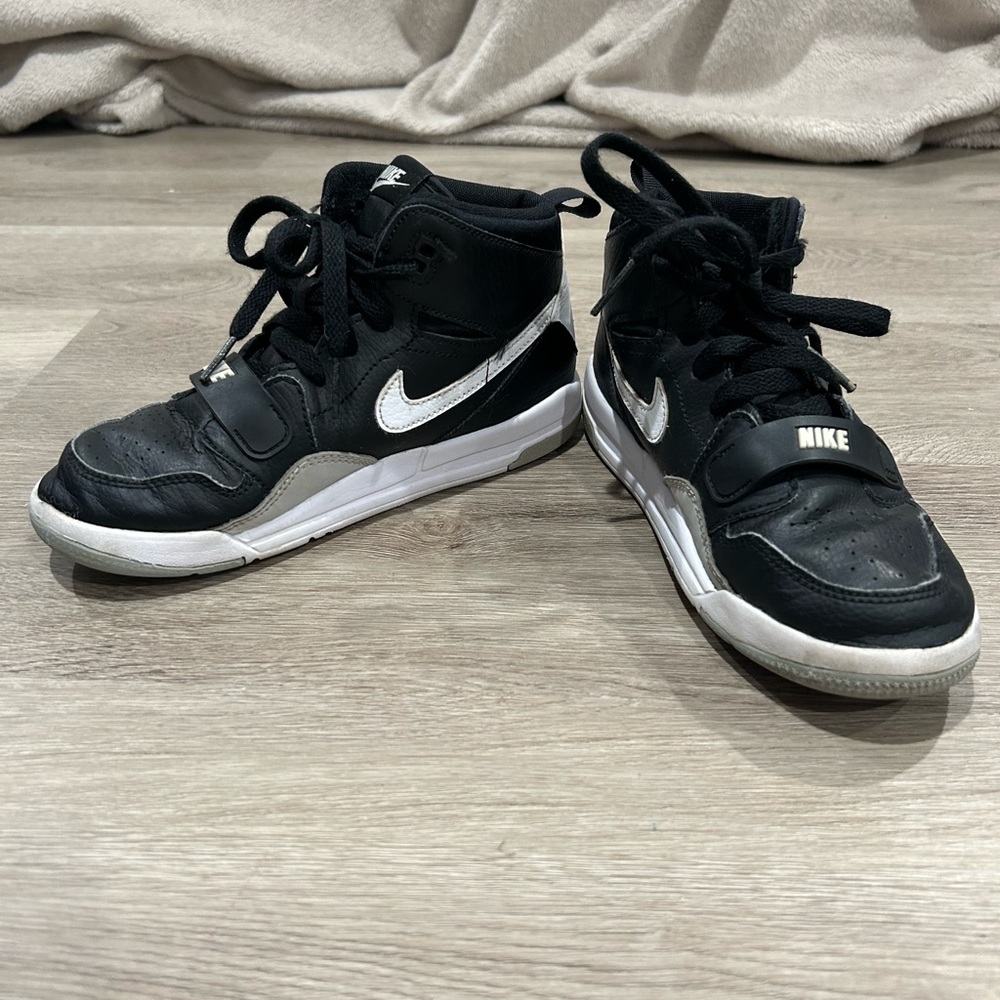Nike Air Jordan Legacy 312 GS Grade School Kids Size 2 Black & White Sneakers